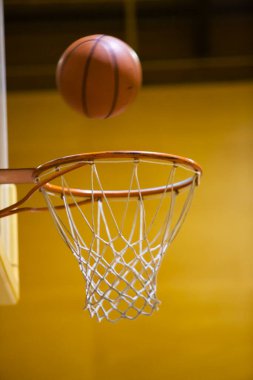 Basketbol topu ve ağ, yaklaş.