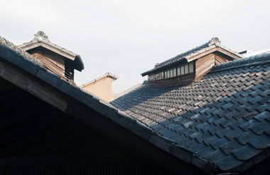 Ahşap yapıları ve fayansları olan geleneksel Japon çatıları.