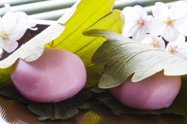 Sakura Mochi, Japon geleneksel şekerleme. Tuzlu yapraklarla sarılmış.