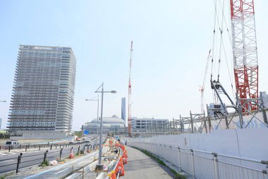 Gökyüzünün arka planında inşaat vinci. İnşaat alanı.