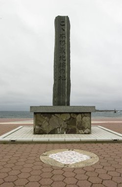 Japonya 'nın ana adası Honshu' nun en kuzey noktasını simgeleyen Cape Oma 'daki anıt. Heykel Oma Town, Aomori ilinde yer almaktadır.. 