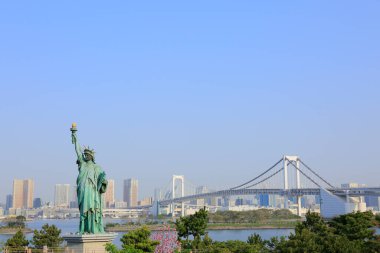 Odaiba Deniz Parkı Gökkuşağı Köprüsü ve Kopya Özgürlük Heykeli, Tokyo, Japonya