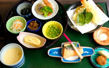 Renkli Japon yemekleri hazırlıyorum.