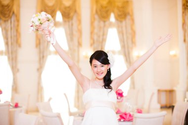 Gelinlik içinde buketli güzel Japon gelin.