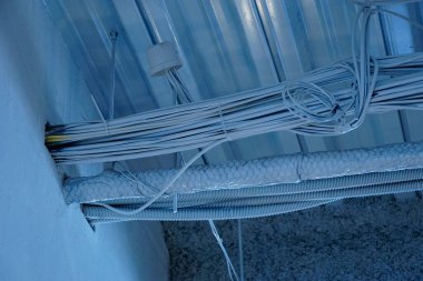 Endüstriyel tavan boyunca giden kablolar