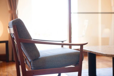 Modern bir apartmanın içinde.