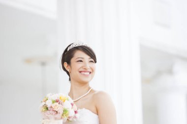 Gelinlik içinde buketli güzel Japon gelin.