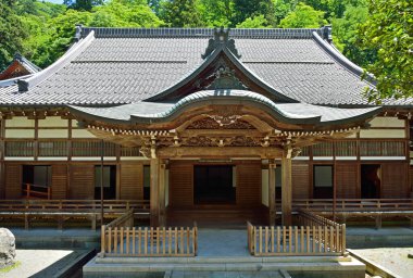 Tarihi bir Japon tapınağının büyüleyici resmi.