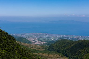Güneşli bir günde doğanın manzarası.