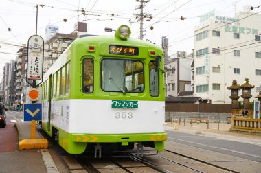 Tramvay şehrin caddesinde ilerliyor..