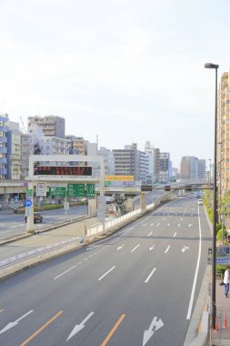 Hareket halindeki araçların şehrindeki yol görüntüsü