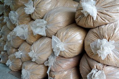 Kahverengi malzemelerle dolu plastik poşetler.