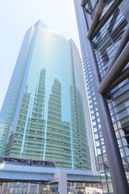 Gökdelenler mavi gökyüzünde