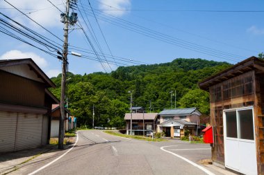 Kırsal kesimdeki geleneksel Japon mimarisinin güzel manzarası 