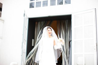 Törenden önce gelinlik giymiş güzel bir gelinin portresi.