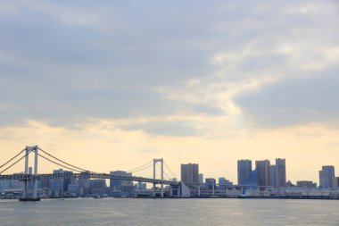 Gün batımında köprü ile Tokyo şehrinin ufuk çizgisi                 