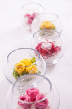 Kapalı - cam vazolarda güzel çiçek buketleri