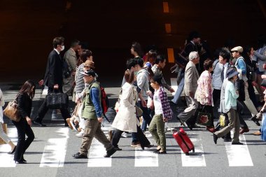 Asya 'da yürüyen insanlar, gündüz görüşü 