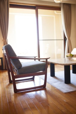 Modern bir apartmanın içinde.