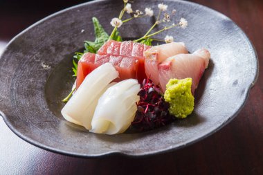 Wasabi 'li taze sashimi.