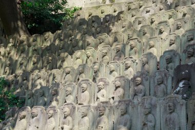 Meguro, Tokyo, Japonya 'daki tapınakta dini heykeller. 