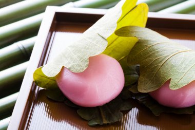 Sakura Mochi, Japon geleneksel şekerleme. Tuzlu yapraklarla sarılmış.
