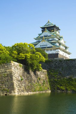 Yeşil şehir parkındaki Osaka Kalesi manzarası 