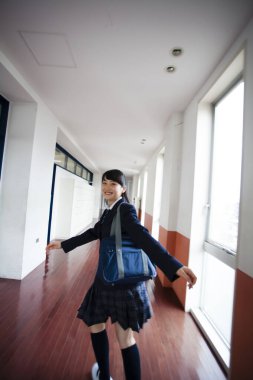 Okuldaki genç Japon kız öğrenci.