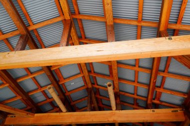 Ahşap ve metal çatı yapısının düşük açılı görüntüsü         