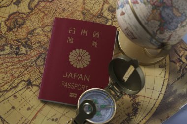 Japon pasaportu ve küresinin yakın görüntüsü, seyahat kavramı geçmişi