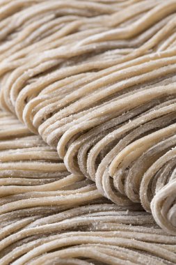 Arkaplanda çiğ erişte, kapat.