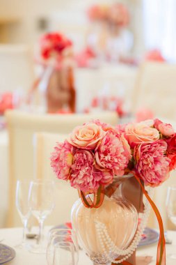 Düğün resepsiyonunda çiçekli güzel bir masa.     