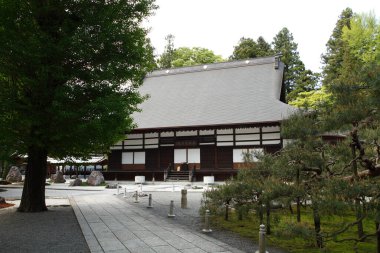 Saygıdeğer bir Japon tapınağının manzaralı tasviri