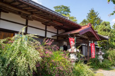 Eski bir Japon tapınağının manzaralı fotoğrafı.