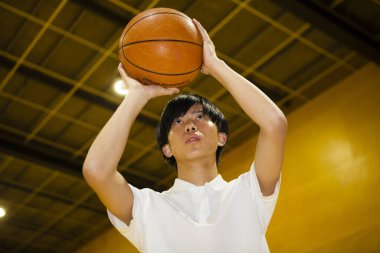 Basketbolda oynayan Japon adamın portresi.