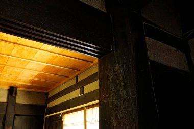 Ahşap elementlerle dolu eski bir ev.      