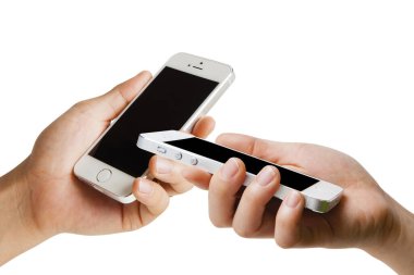 Beyaz arka planda modern akıllı telefonları kullanan kadın ve erkeğin elleri