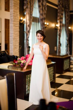 Törenden önce gelinlik giymiş güzel bir gelinin portresi.