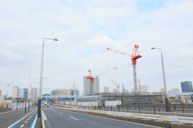 Şehir manzarası, Tokyo 'da vinçleri ve binaları olan inşaat alanı         