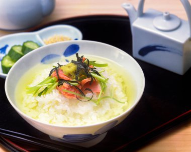 somon, sebze ve soslu pilav.