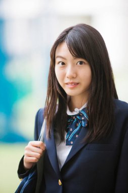 Asyalı öğrenci kız okul üniformalı