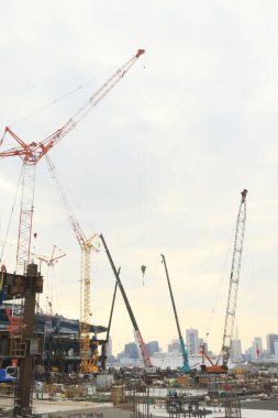 Şehir manzarası, Tokyo 'da vinçleri ve binaları olan inşaat alanı         