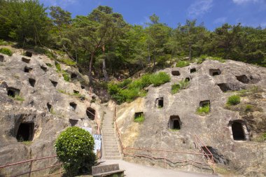 Yoshimi Yüz Mağara, Higashimatsuyama Şehri, Saitama Bölgesi, Japonya 'da antik bir yatay kaya mezar kümesi.