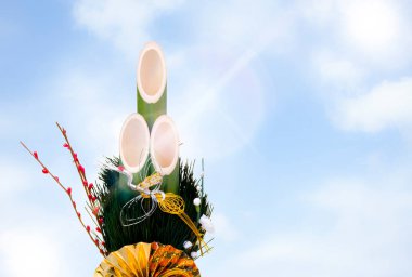 Güzel Kadomatsu, geleneksel Japon Yeni Yıl dekorasyonu, mavi gökyüzü arkaplanı üzerinde