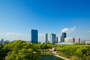 Osaka, Japonya şehir manzarası bahar Kalesi ve iş parkta.