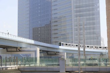 Şehrin iş bölgesinde tren ve gökdelenler 
