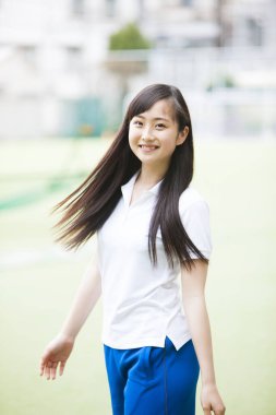 Kameraya bakan Japon okul kızının portresi.