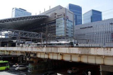 Japon caddesindeki modern binalar, Asya mimarisinin gündüz görüşü. 