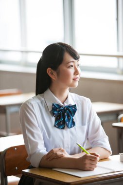 Genç Asyalı kız sınıfta.