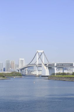 Gökkuşağı Köprüsü, Tokyo 'nun kuzeyinde Shibaura Rıhtımı ile Japonya' nın Minato kentindeki Odaiba rıhtımı arasında bir asma köprü.